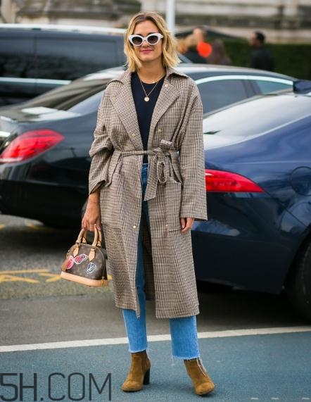 棕色格子大衣怎么搭配？棕色格子大衣搭配圖片