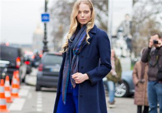 深藍色大衣配什么顏色圍巾？深藍色大衣搭配圍巾圖片