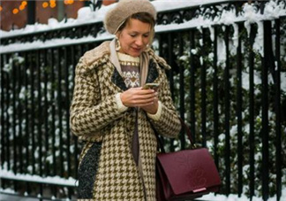 棕色格子大衣怎么搭配？棕色格子大衣搭配圖片