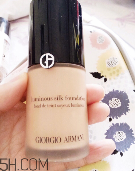 阿瑪尼絲質(zhì)亮麗粉底液好用嗎？阿瑪尼絲質(zhì)亮麗粉底液多少錢？