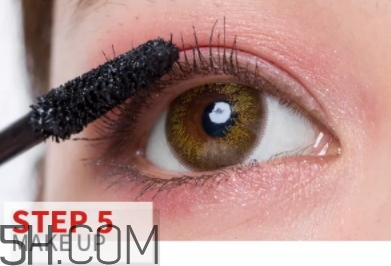 玫紅色口紅配什么眼影？玫紅色口紅眼影顏色搭配