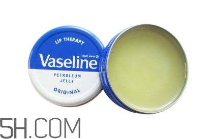 凡士林潤(rùn)唇膏和小藍(lán)罐哪個(gè)好？凡士林唇膏護(hù)唇小貼士