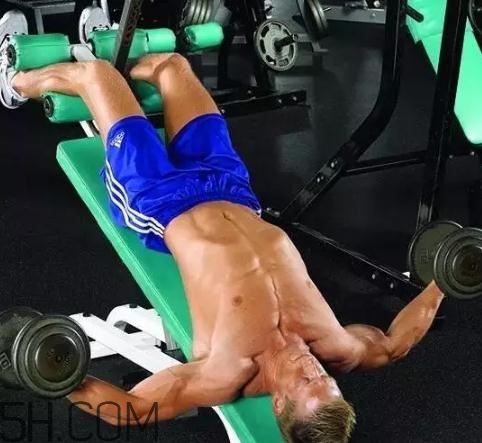 啞鈴飛鳥練哪里的肌肉？啞鈴飛鳥怎么做？