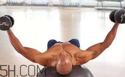 啞鈴飛鳥練哪里的肌肉？啞鈴飛鳥怎么做？