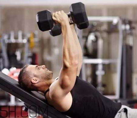 啞鈴飛鳥用多重的啞鈴？啞鈴飛鳥怎么呼吸？