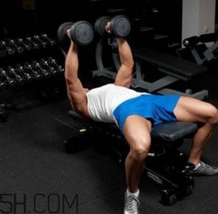 啞鈴飛鳥肩膀疼是什么原因？啞鈴飛鳥傷肩關(guān)節(jié)嗎？