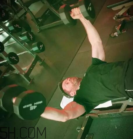 啞鈴飛鳥肩膀疼是什么原因？啞鈴飛鳥傷肩關(guān)節(jié)嗎？