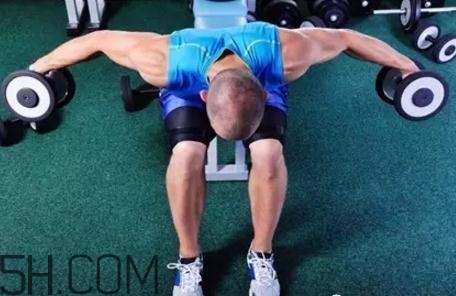 啞鈴飛鳥肩膀疼是什么原因？啞鈴飛鳥傷肩關(guān)節(jié)嗎？