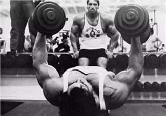 啞鈴飛鳥(niǎo)用多重的啞鈴？啞鈴飛鳥(niǎo)怎么呼吸？