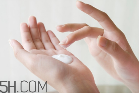 德國(guó)小甘菊護(hù)手霜真假怎么辨別？晚上用護(hù)手霜的好處