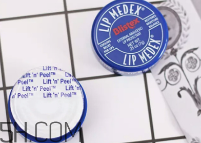 凡士林潤(rùn)唇膏和小藍(lán)罐哪個(gè)好？凡士林唇膏護(hù)唇小貼士