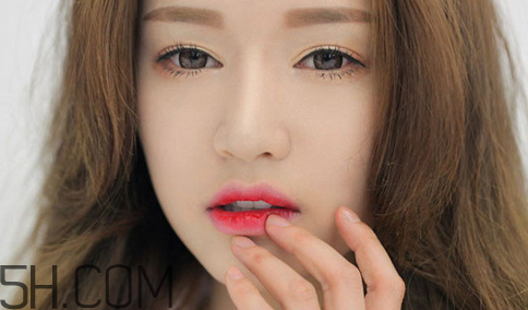 唇彩能當(dāng)唇膏用嗎？冬天怎樣涂唇彩好？