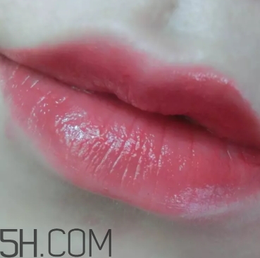 西瓜紅口紅適合什么膚色？西瓜紅口紅適合黃皮嗎？