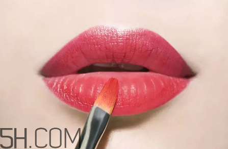 怎樣應對唇妝脫妝問題？涂口紅前怎樣用bb打底？