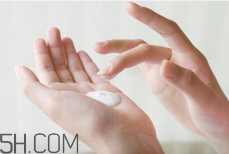 什么時候涂護(hù)手霜好？晚上怎么用護(hù)手霜好？