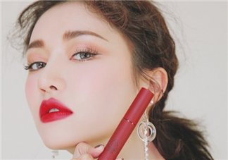 秋冬適合涂什么顏色的口紅？怎么涂口紅持久不掉色？