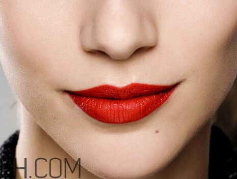 紅唇妝適合怎樣的人？嘴巴大涂口紅的注意事項(xiàng)