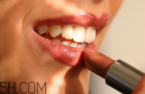 怎樣應對唇妝脫妝問題？涂口紅前怎樣用bb打底？