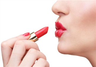 涂口紅前用bb打底可以嗎？最近比較火的口紅品牌有哪些？