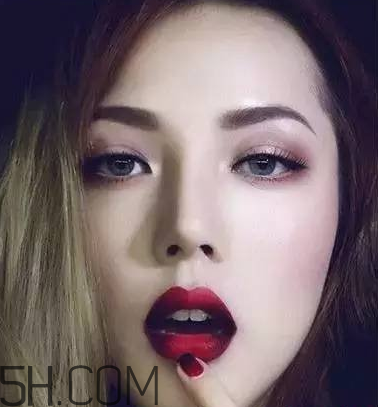 反咬唇妝是什么樣的？染唇妝和咬唇妝的區(qū)別