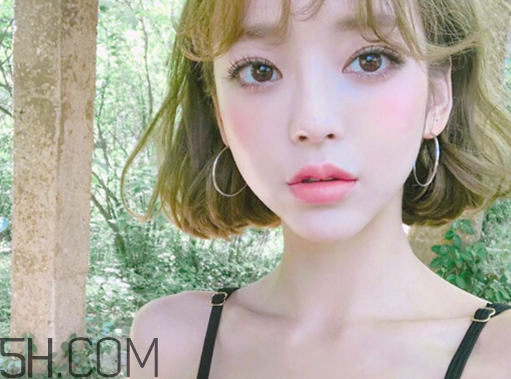 什么顏色的口紅最自然？如何根據(jù)皮膚顏色選擇適合自己的口紅