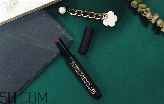 秋冬適合涂什么顏色的口紅？怎么涂口紅持久不掉色？