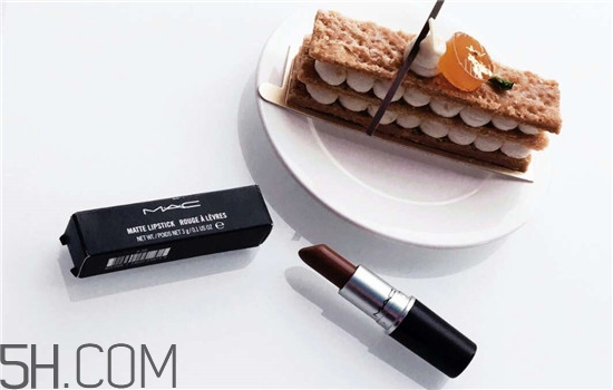 秋冬適合涂什么顏色的口紅？怎么涂口紅持久不掉色？