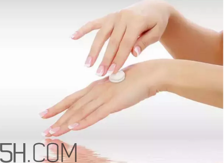 什么時候涂護(hù)手霜好？晚上怎么用護(hù)手霜好？