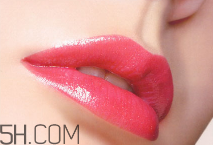 怎樣應對唇妝脫妝問題？涂口紅前怎樣用bb打底？