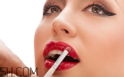 涂口紅前用bb打底可以嗎？最近比較火的口紅品牌有哪些？