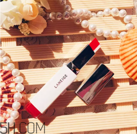 涂口紅前用bb打底可以嗎？最近比較火的口紅品牌有哪些？