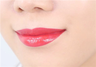 紅唇妝適合怎樣的人？嘴巴大涂口紅的注意事項