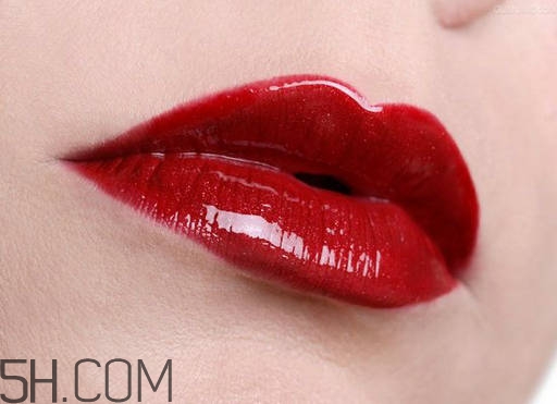 紅唇妝適合怎樣的人？嘴巴大涂口紅的注意事項(xiàng)