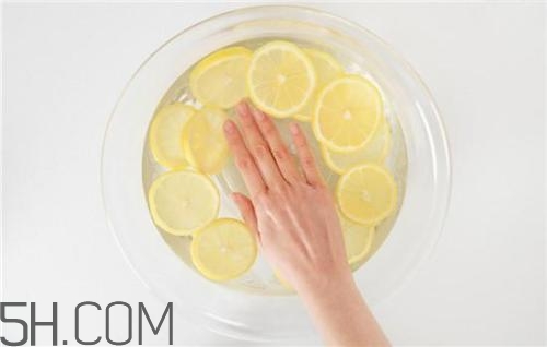 用檸檬水洗臉可以嗎？檸檬水洗臉的功效是什么呢？