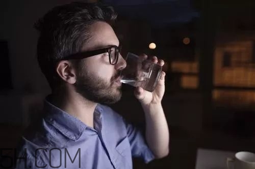 夜跑能喝水嗎？夜跑多久以后才能喝水？