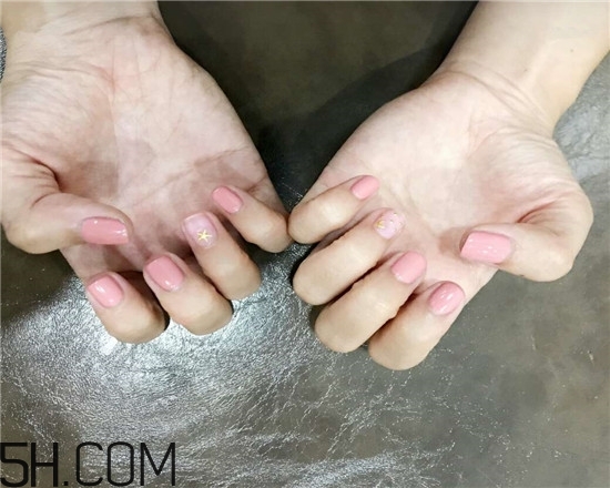 什么牌子指甲油好用？2018清新美甲圖片最新款