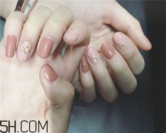 什么牌子指甲油好用？2018清新美甲圖片最新款