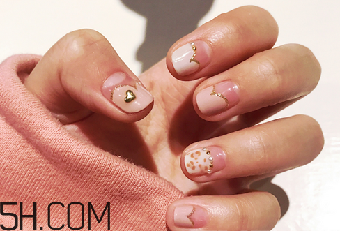 什么牌子指甲油好用？2018清新美甲圖片最新款