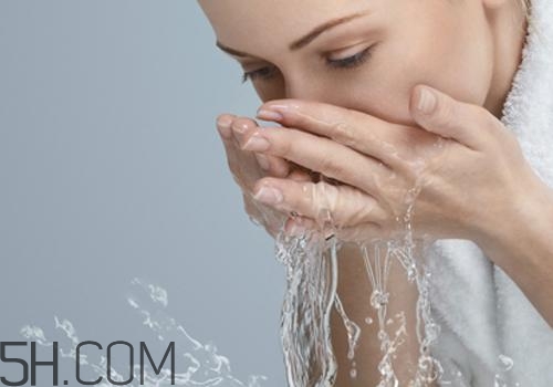 用檸檬水洗臉可以嗎？檸檬水洗臉的功效是什么呢？