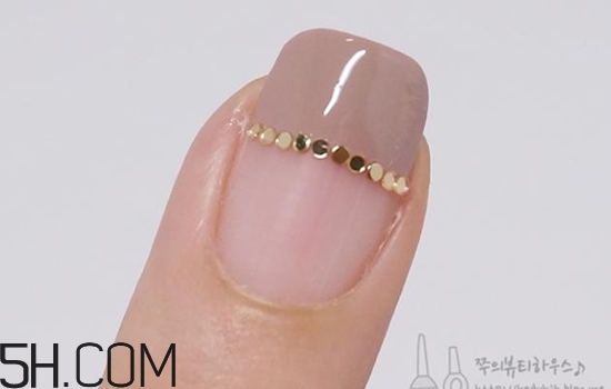 什么牌子指甲油好用？2018清新美甲圖片最新款