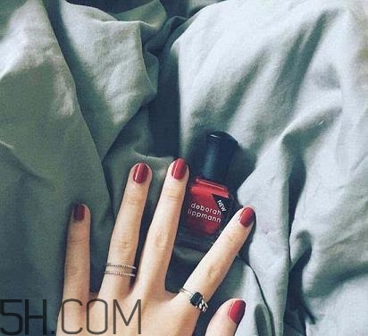 指甲軟是怎么回事？冬季美甲什么顏色好看？