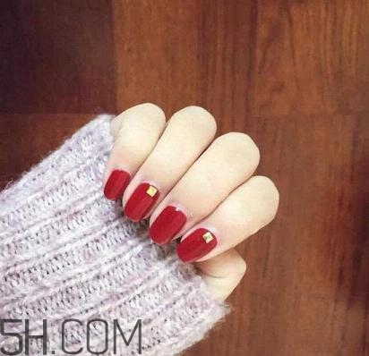 指甲軟是怎么回事？冬季美甲什么顏色好看？