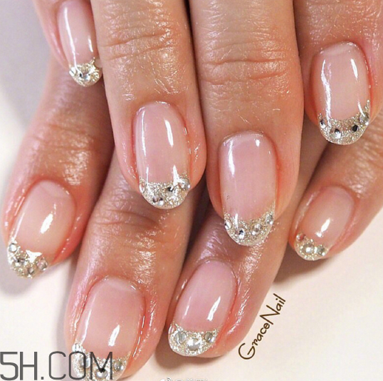 美甲什么顏色顯手白？日式美甲和普通美甲的區(qū)別