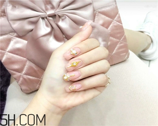 什么牌子指甲油好用？2018清新美甲圖片最新款