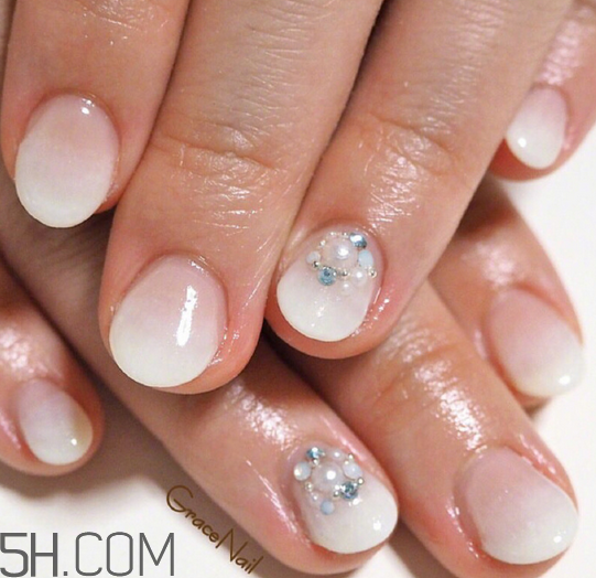 美甲什么顏色顯手白？日式美甲和普通美甲的區(qū)別