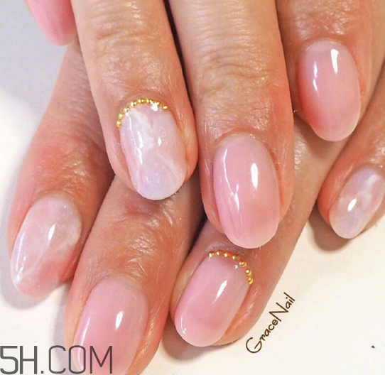 美甲什么顏色顯手白？日式美甲和普通美甲的區(qū)別