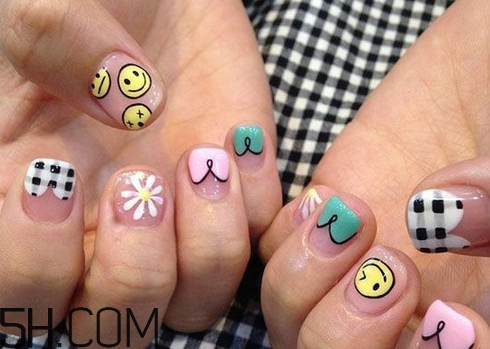 美甲涂什么顏色好看？2018冬天最美的韓式美甲