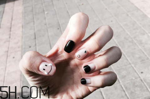 什么牌子指甲油好用？2018清新美甲圖片最新款