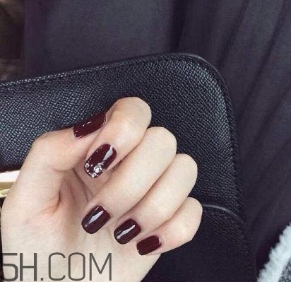 指甲軟是怎么回事？冬季美甲什么顏色好看？