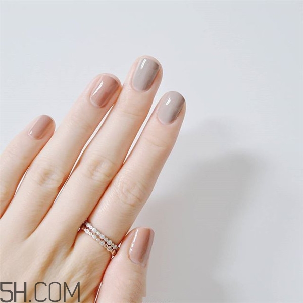 冬天美甲適合什么顏色？純色美甲跳色款式搭配圖